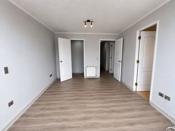 Vende Amplio Dpto  3d,2b + 2 Estacionamiento +bod , Llano Subercaseaux  con Soto Aguilar San Miguel