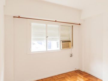 Departamento en Alquiler. Cinco ambientes. Espacio guardacoches. Muy luminoso. Belgrano