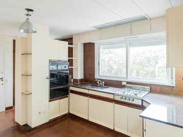Departamento en Alquiler. Cinco ambientes. Espacio guardacoches. Muy luminoso. Belgrano