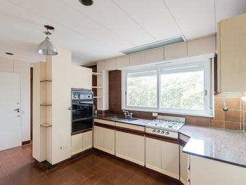 Departamento en Alquiler. Cinco ambientes. Espacio guardacoches. Muy luminoso. Belgrano