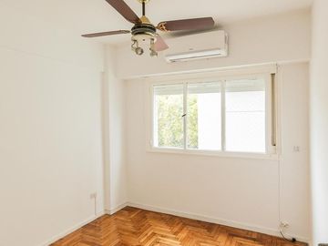 Departamento en Alquiler. Cinco ambientes. Espacio guardacoches. Muy luminoso. Belgrano