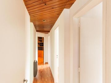 Departamento en Alquiler. Cinco ambientes. Espacio guardacoches. Muy luminoso. Belgrano