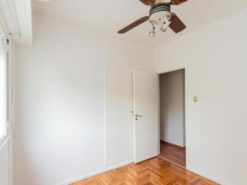 Departamento en Alquiler. Cinco ambientes. Espacio guardacoches. Muy luminoso. Belgrano