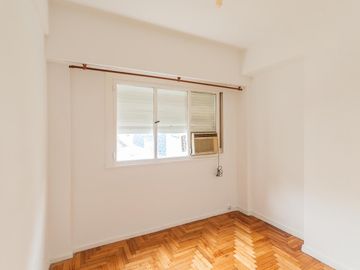 Departamento en Alquiler. Cinco ambientes. Espacio guardacoches. Muy luminoso. Belgrano