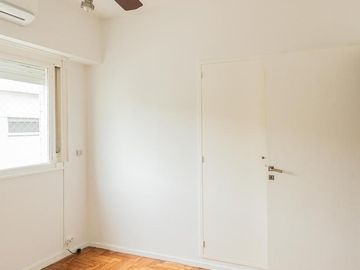 Departamento en Alquiler. Cinco ambientes. Espacio guardacoches. Muy luminoso. Belgrano