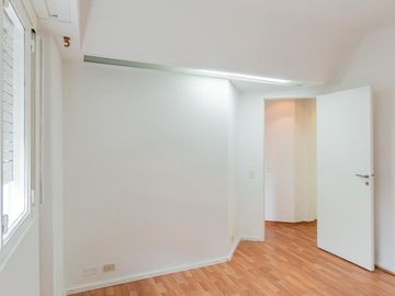 Departamento en Alquiler. Cinco ambientes. Espacio guardacoches. Muy luminoso. Belgrano