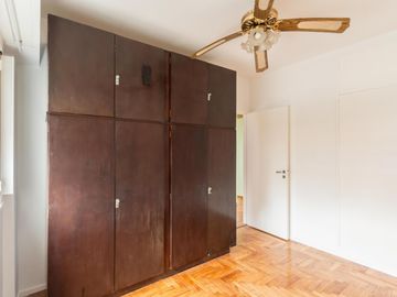 Departamento en Alquiler. Cinco ambientes. Espacio guardacoches. Muy luminoso. Belgrano