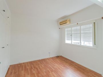 Departamento en Alquiler. Cinco ambientes. Espacio guardacoches. Muy luminoso. Belgrano