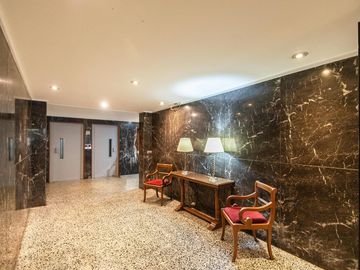 Departamento en Alquiler. Cinco ambientes. Espacio guardacoches. Muy luminoso. Belgrano