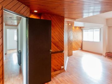 Departamento en Alquiler. Cinco ambientes. Espacio guardacoches. Muy luminoso. Belgrano