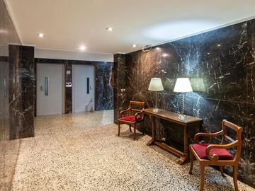 Departamento en Alquiler. Cinco ambientes. Espacio guardacoches. Muy luminoso. Belgrano