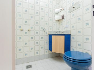 Departamento en Alquiler. Cinco ambientes. Espacio guardacoches. Muy luminoso. Belgrano