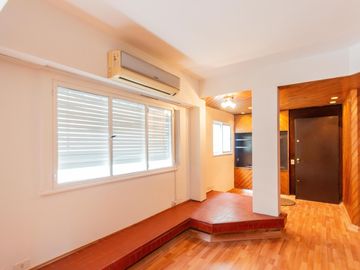 Departamento en Alquiler. Cinco ambientes. Espacio guardacoches. Muy luminoso. Belgrano