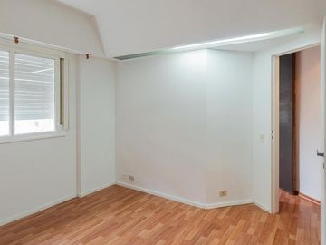 Departamento en Alquiler. Cinco ambientes. Espacio guardacoches. Muy luminoso. Belgrano