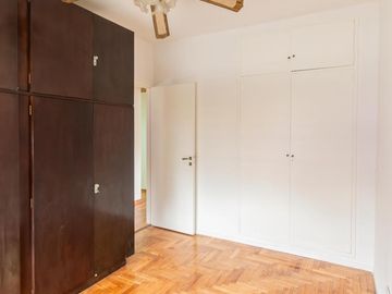 Departamento en Alquiler. Cinco ambientes. Espacio guardacoches. Muy luminoso. Belgrano