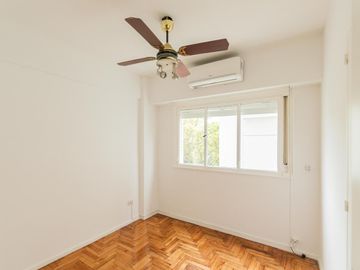 Departamento en Alquiler. Cinco ambientes. Espacio guardacoches. Muy luminoso. Belgrano