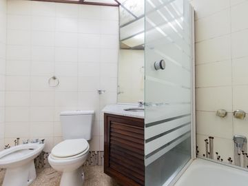 Departamento en Alquiler. Cinco ambientes. Espacio guardacoches. Muy luminoso. Belgrano