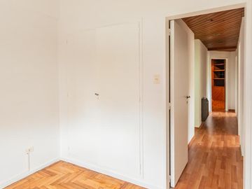 Departamento en Alquiler. Cinco ambientes. Espacio guardacoches. Muy luminoso. Belgrano