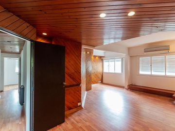 Departamento en Alquiler. Cinco ambientes. Espacio guardacoches. Muy luminoso. Belgrano