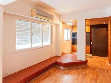 Departamento en Alquiler. Cinco ambientes. Espacio guardacoches. Muy luminoso. Belgrano