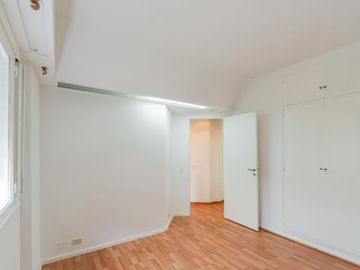 Departamento en Alquiler. Cinco ambientes. Espacio guardacoches. Muy luminoso. Belgrano