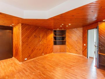 Departamento en Alquiler. Cinco ambientes. Espacio guardacoches. Muy luminoso. Belgrano