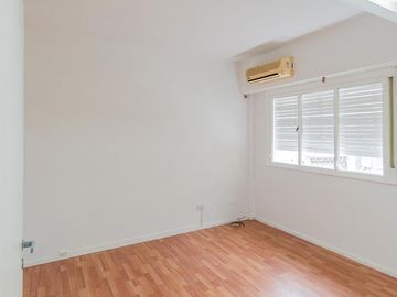 Departamento en Alquiler. Cinco ambientes. Espacio guardacoches. Muy luminoso. Belgrano