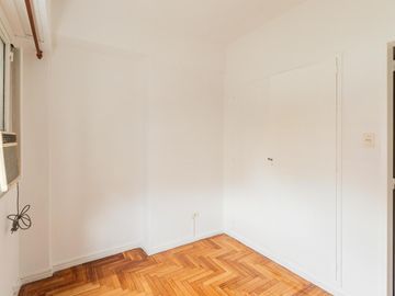 Departamento en Alquiler. Cinco ambientes. Espacio guardacoches. Muy luminoso. Belgrano