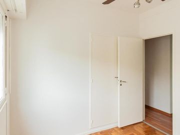 Departamento en Alquiler. Cinco ambientes. Espacio guardacoches. Muy luminoso. Belgrano