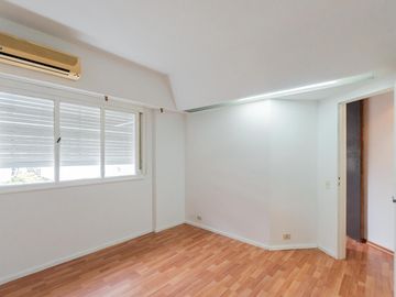 Departamento en Alquiler. Cinco ambientes. Espacio guardacoches. Muy luminoso. Belgrano