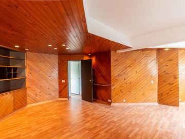 Departamento en Alquiler. Cinco ambientes. Espacio guardacoches. Muy luminoso. Belgrano