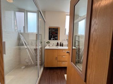 IMPECABLE DEPARTAMENTO EN VENTA CON BALCON EN LOMAS VERDES /  AMUEBLADO
