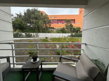 IMPECABLE DEPARTAMENTO EN VENTA CON BALCON EN LOMAS VERDES /  AMUEBLADO