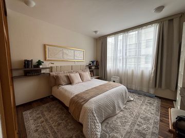 IMPECABLE DEPARTAMENTO EN VENTA CON BALCON EN LOMAS VERDES /  AMUEBLADO