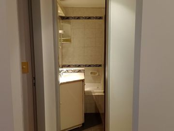 Disponible departamento en alquiler amoblado 3 ambientes en Belgrano con cochera fija cubierta!