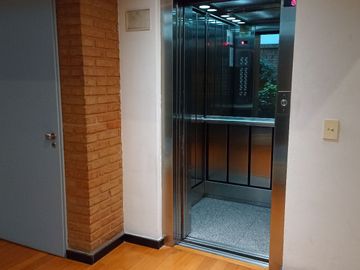Disponible departamento en alquiler amoblado 3 ambientes en Belgrano con cochera fija cubierta!