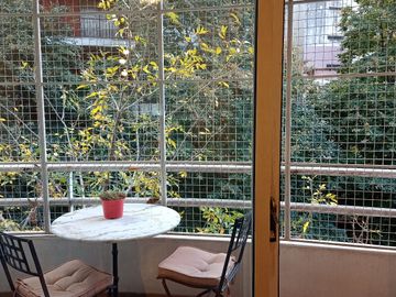Disponible departamento en alquiler amoblado 3 ambientes en Belgrano con cochera fija cubierta!