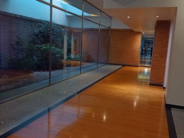 Disponible departamento en alquiler amoblado 3 ambientes en Belgrano con cochera fija cubierta!