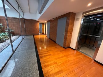Disponible departamento en alquiler amoblado 3 ambientes en Belgrano con cochera fija cubierta!