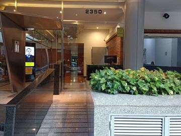 Disponible departamento en alquiler amoblado 3 ambientes en Belgrano con cochera fija cubierta!