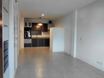 Muy lindo depto al frente con balcón y vista abierta. Baño completo. Edif. con pileta y SUM.