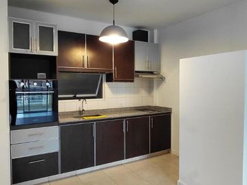 Muy lindo depto al frente con balcón y vista abierta. Baño completo. Edif. con pileta y SUM.
