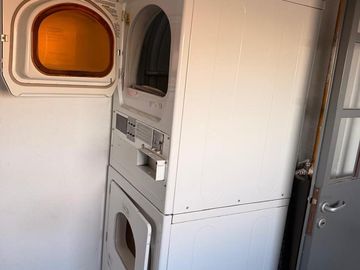Muy lindo depto al frente con balcón y vista abierta. Baño completo. Edif. con pileta y SUM.
