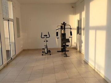 Muy lindo depto al frente con balcón y vista abierta. Baño completo. Edif. con pileta y SUM.