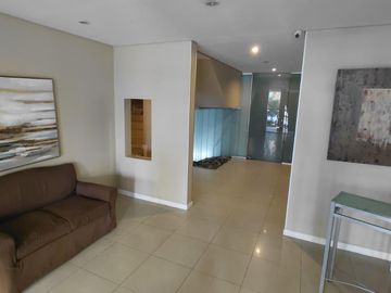 Muy lindo depto al frente con balcón y vista abierta. Baño completo. Edif. con pileta y SUM.