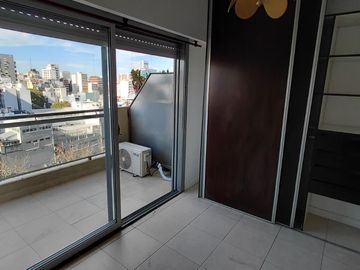 Muy lindo depto al frente con balcón y vista abierta. Baño completo. Edif. con pileta y SUM.