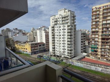 Muy lindo depto al frente con balcón y vista abierta. Baño completo. Edif. con pileta y SUM.
