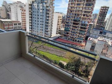 Muy lindo depto al frente con balcón y vista abierta. Baño completo. Edif. con pileta y SUM.