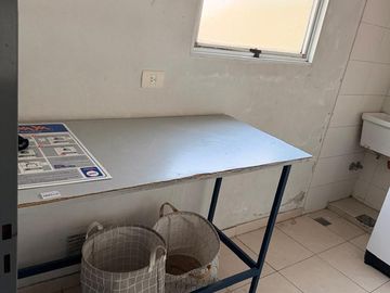 Muy lindo depto al frente con balcón y vista abierta. Baño completo. Edif. con pileta y SUM.