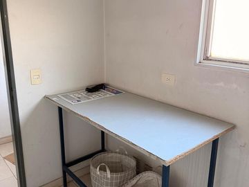 Muy lindo depto al frente con balcón y vista abierta. Baño completo. Edif. con pileta y SUM.
